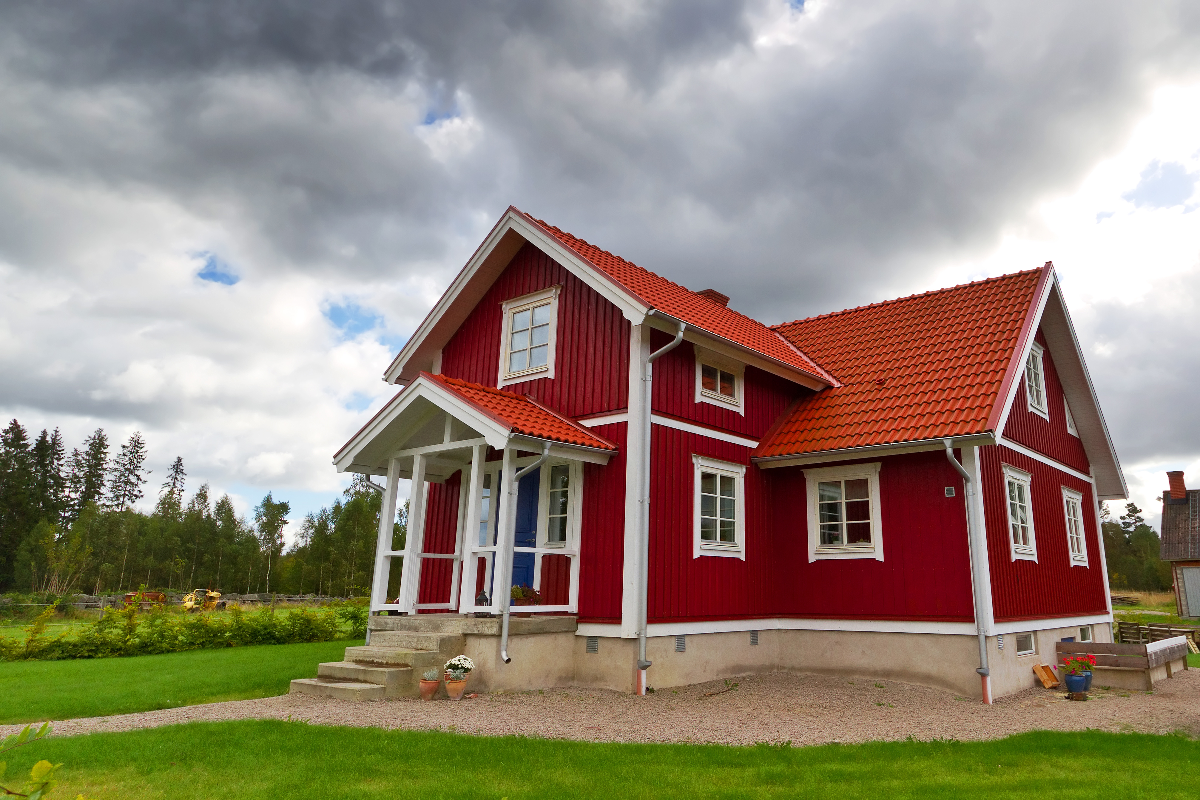Каркасные дома с красной крышей